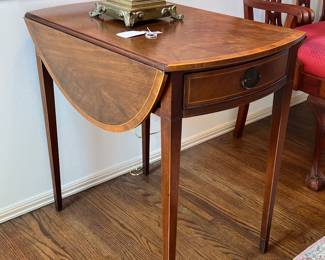 LOVELY PEMBROOK STYLE DROP LEAF END TABLE WITH STRING INLAY