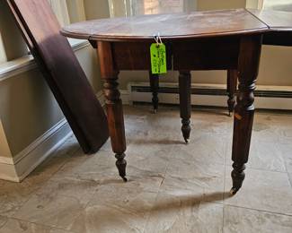 Antique oak dining table with 2 leaves.