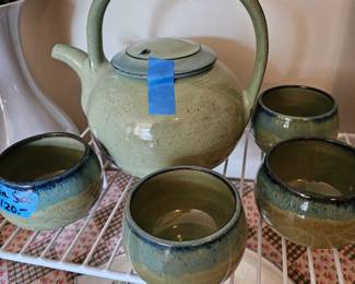 Nicely crafted tea pot with four cups.