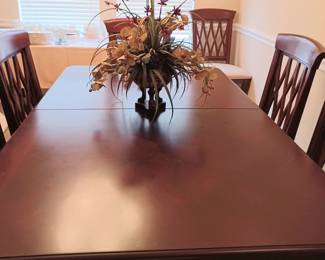 Beautiful Dining table with 2 extensions. 8 Chairs