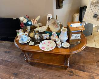 Nice coffee table & Collectibles