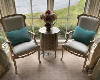 Lovely armchairs / sitting area 