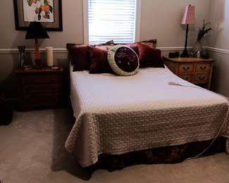 Queen adjustable bed.
