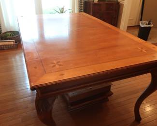 Vintage Henredon table  with  two  leaves.  There  are no chairs and it has some  scratches