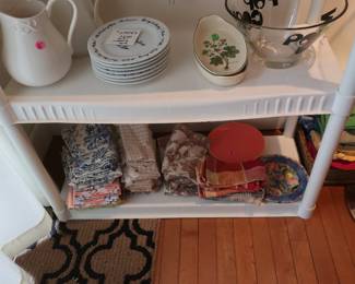 lots  of cloth  napkins  and  decor