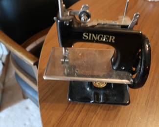 small  vintage  Singer  sewing  machine