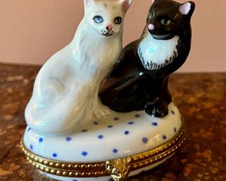 Kitty Cat Couple ~ Peint main ~ Limoges Trinket Box ~ France ~ Black & White Kittens Love Wedding Box 
