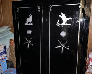 Dual sided gun safe