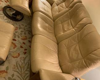 Ekhornes Buckingham 3 seat Stressles Reclining high-back Leather Sofa with two ottomans $2,500