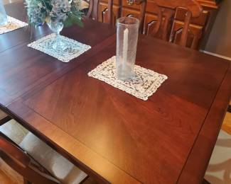 Beautiful  like  new mahogany dining table set 