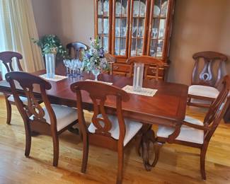 Like new mahogany  dining table set