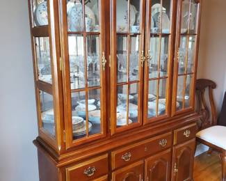 Large  pretty  cabinet 