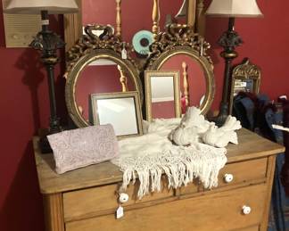 4-drawer dresser; oval mirrors; matching lamps