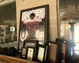 Many frames; matching lamps