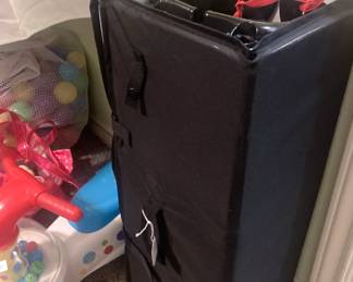 Portable bed/playpen