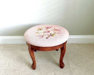 VINTAGE ROUND FLORAL NEEDLEPOINT FOOT STOOL - BLUSH
