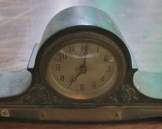 488 - Small Mantle Clock
