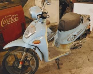 11x - Vintage Kymco People Scooter
