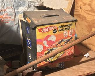 Vintage Hot Wheel Case and lots of Vintage Cars