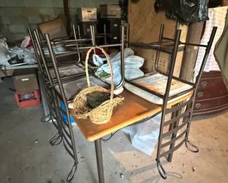 Table w/Chairs