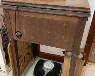 Vintage Singer Sewing Machine in Cabinet