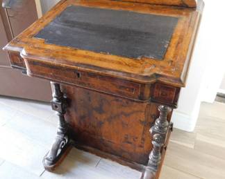 Walnut Davenport Ladies writing desk, Mid 19th century. Drawers on each side of the desk.
