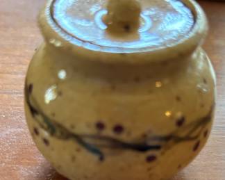 Sugar loaf pottery mini pot with lid