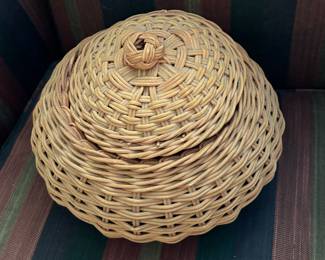 Small wicker basket with lid