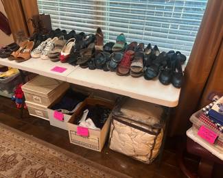Size 9 narrow women’s shoes, lots of purses!