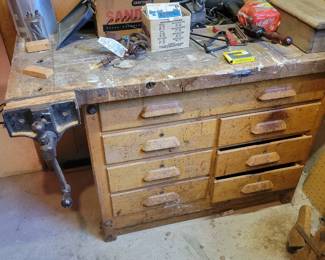 Work bench with vise