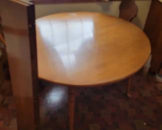 Round Drop leaf table w/ pads