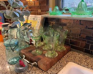Set of 6 footed uranium glasses - 1 martini glass