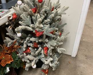 Detached garage - full room of Christmas - lots of vintage items 