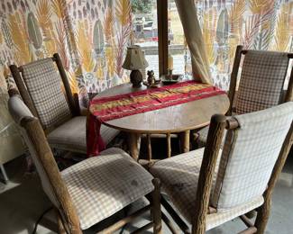 Round Table, decor & 4 chairs 
