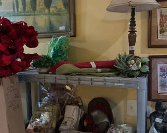 Lamp, placemats & decor 