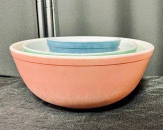 Pyrex Mixing Bowls Four Total