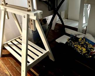 ... another view of the computer/craft/office desk showing its "sawhorse" style base...