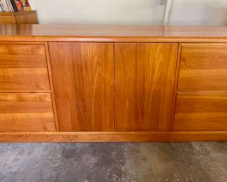 Dresser / Cabinet