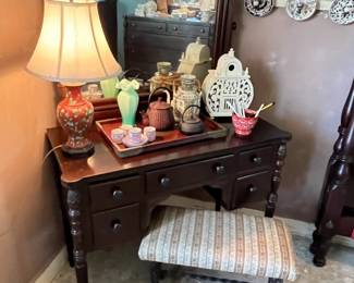 Bedroom 3
Iron leg bench, cloisonné lamp