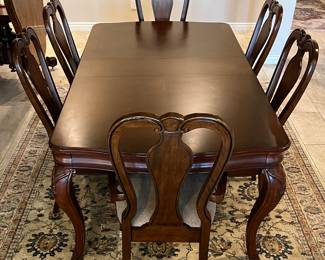 Pristine Condition Dining Table w 2 Leaves, 2 Arm Chairs and 4 Side Chairs