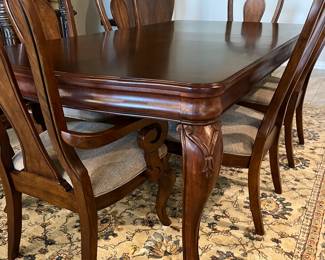 Pristine Condition Dining Table w 2 Leaves, 2 Arm Chairs and 4 Side Chairs