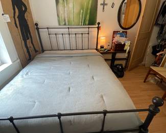 $250 	Queen size bed metal frame