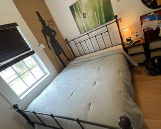 $250 	Queen size bed metal frame