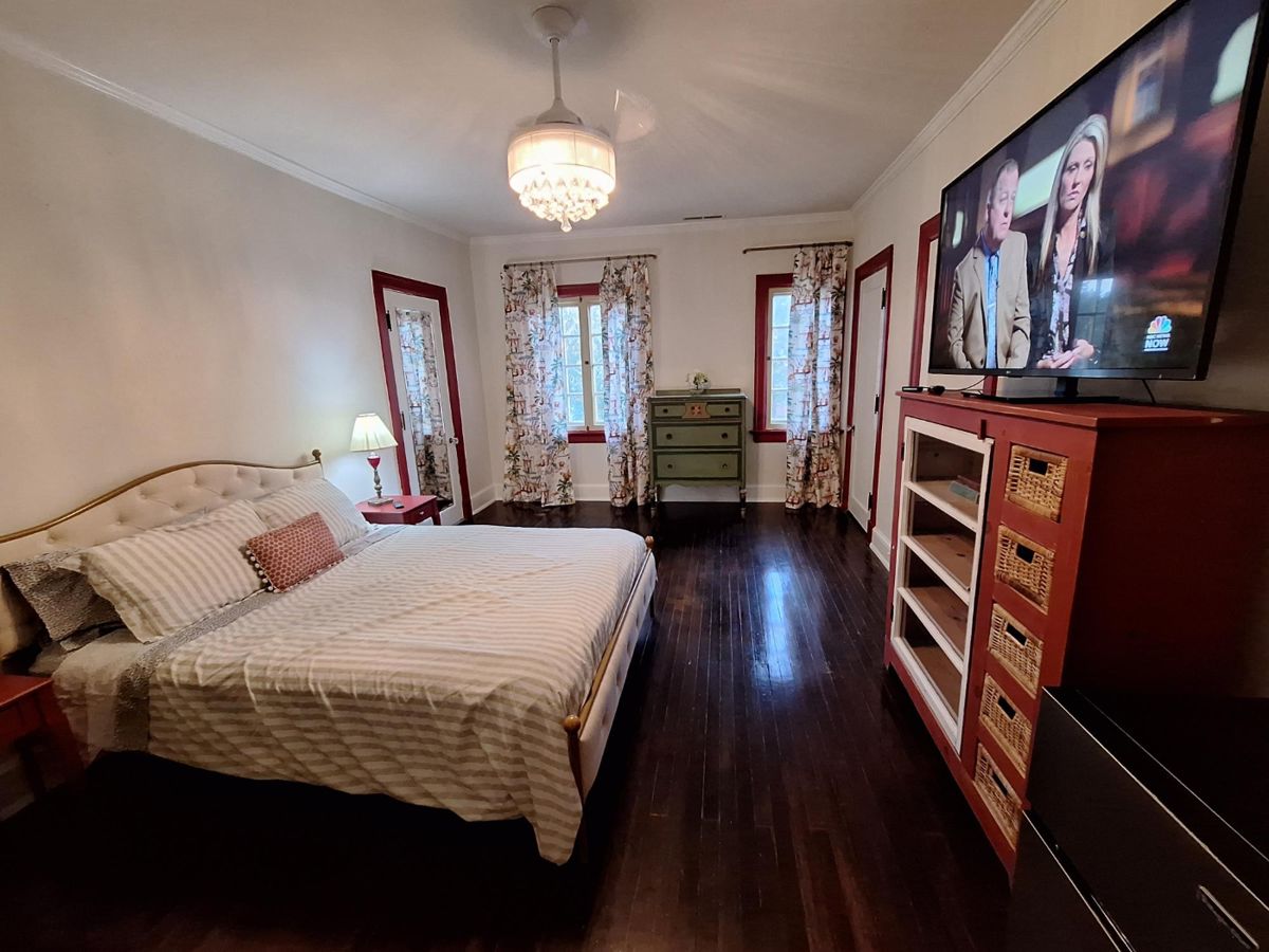 Queen sized memory foam mattress 7 mos old was $350 new on sale. Get it for$100.