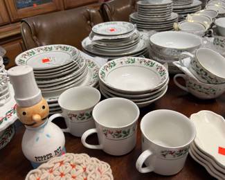 Gibson Christmas (large berries) 20-pc set plus serving platter