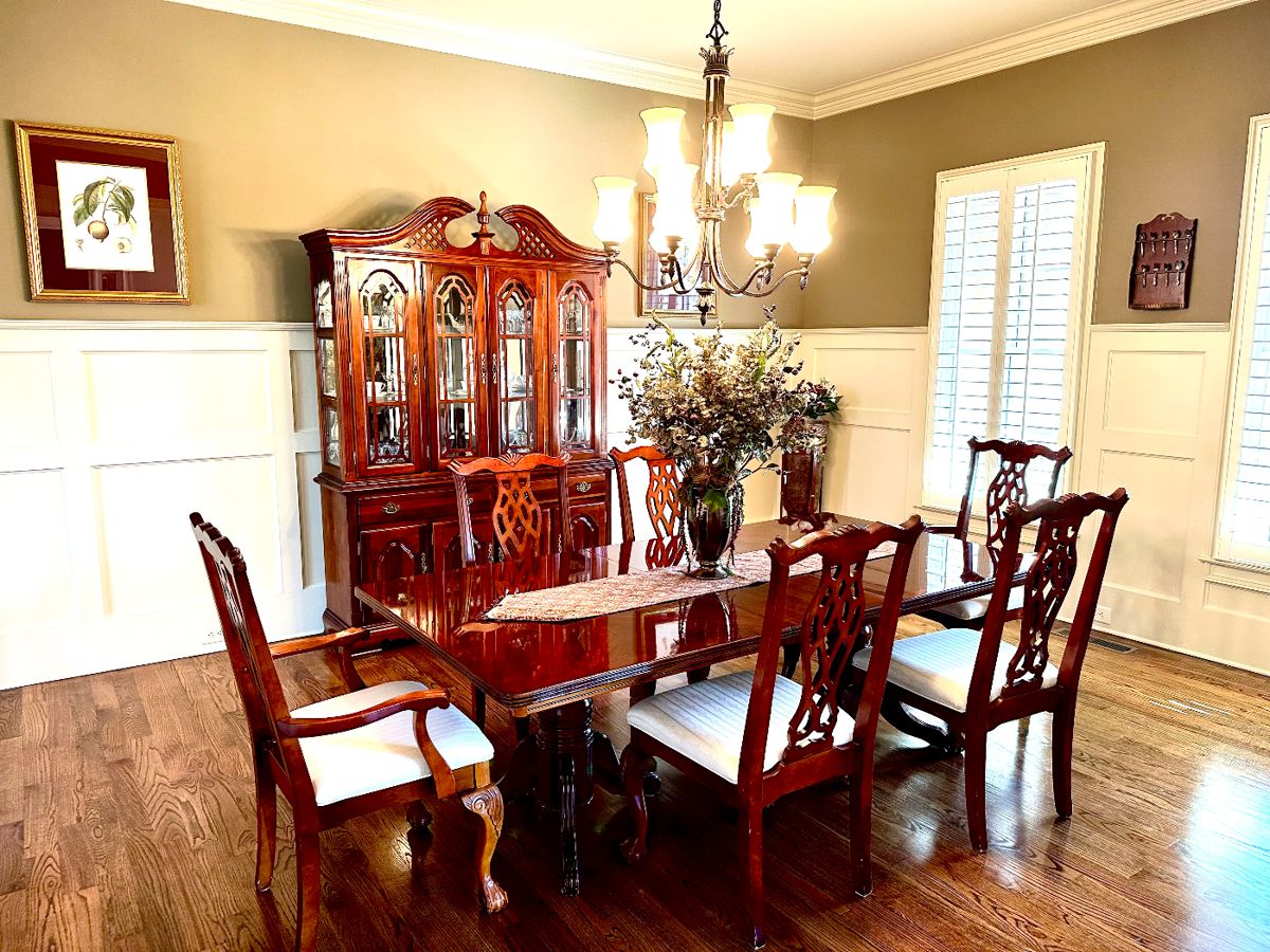Beautiful Dining Room Table and chairs with matching China cabinet