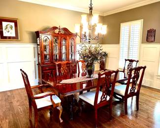 Beautiful Dining Room Table and chairs with matching China cabinet