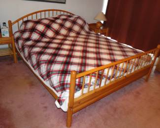 King Knotty Pine bedroom set