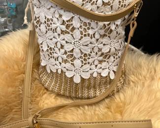 Daisy purse. No tags. Looks new. Perfect for spring. 