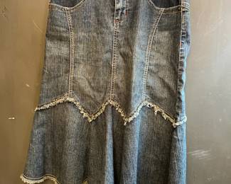 Rewind jean skirt size 3.
52%ramie 25% cotton 20% polyester 3% spandex.